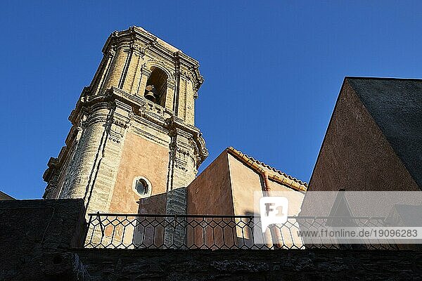 Morgenlicht  Kirche san Francesco  Glockenturm  blauer wolkenloser Himmel  Erice  Provinz Trapani  Berg  Sizilien  Italien  Europa