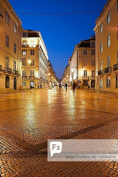 Fußgängerzone Rua Augusta bei Nacht  Stadt Lissabon  Portugal  Europa