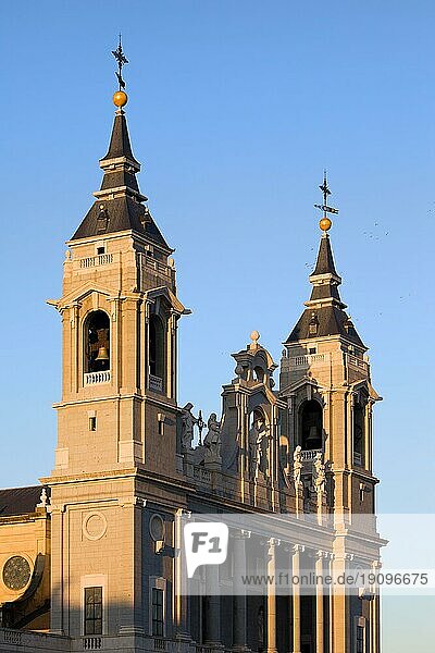 Glockentürme der Almudena Kathedrale (Kathedrale Santa María Real de La Almudena) in Madrid  Spanien  Europa