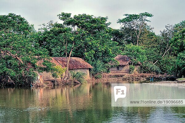 Landschaftliche Ansicht eines traditionellen Dorfes in Bangladesch