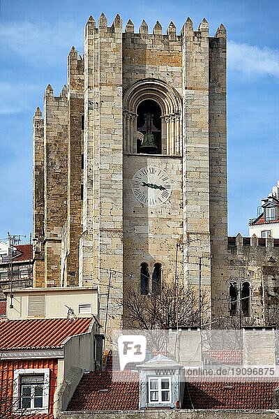 Glockenturm und Uhrenturm der Kathedrale von Lissabon im romanischen Stil in Portugal