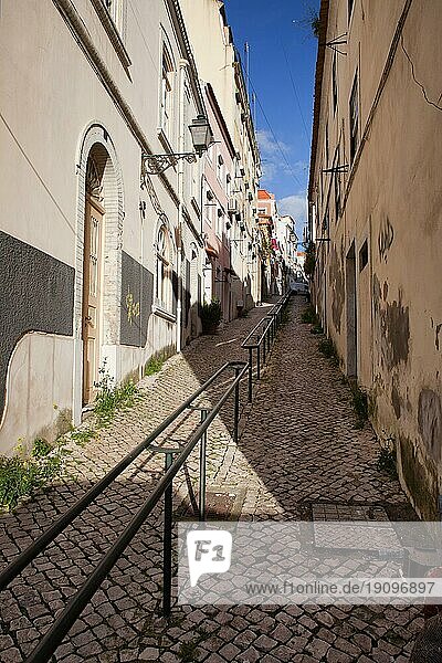 Enge  bergauf führende Fußgängerzone mit Geländer in Lissabon  Portugal  Europa