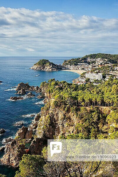 Costa Brava Küste des Mittelmeers (Balearen)  Blick in Richtung Tossa de Mar  Katalonien  Spanien  Europa