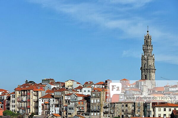 Skyline der Altstadt von Porto  rechts der Turm der Clerigos Kirche  traditionelle portugiesische Häuser