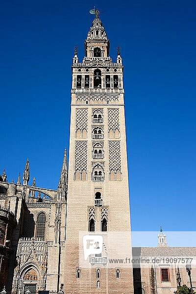 La Giralda  Glockenturm der Kathedrale von Sevilla in Spanien  Baustil der Almohaden und der Renaissance