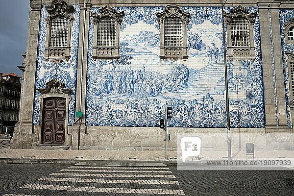 Portugal  Stadt Porto (Oporto)  geflieste Wand der Carmo Kirche aus dem 18. Jahrhundert  Tafel aus blaün und weißen portugiesischen Azulejo Fliesen  Europa
