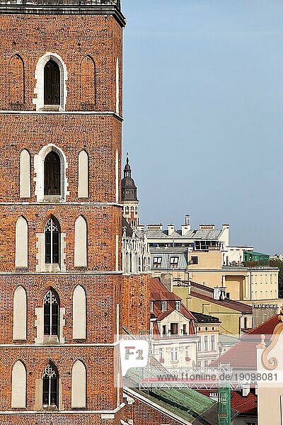 Stadtbild von Krakau in Polen  links der Turm der Basilika St. Marien