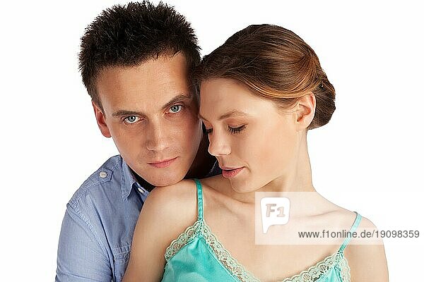 Schöne junge Paar zarte Liebe Porträt vor weißem Hintergrund