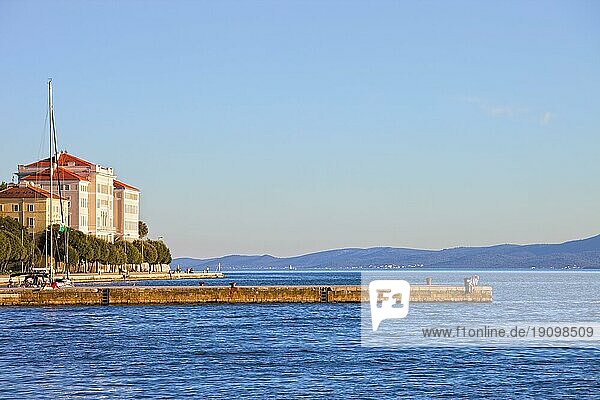 Scenic Pier auf dem Adriatischen Meer Bucht in Zadar  Kroatien  viel Platz kopieren Zusammensetzung  Europa