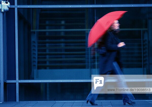 Frau mit Regenschirm digital und KB-Dia