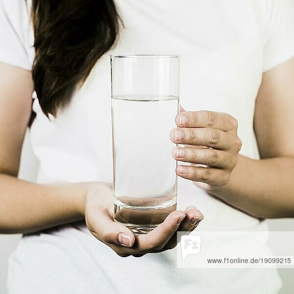 Crop weibliche Hände halten Glas Wasser
