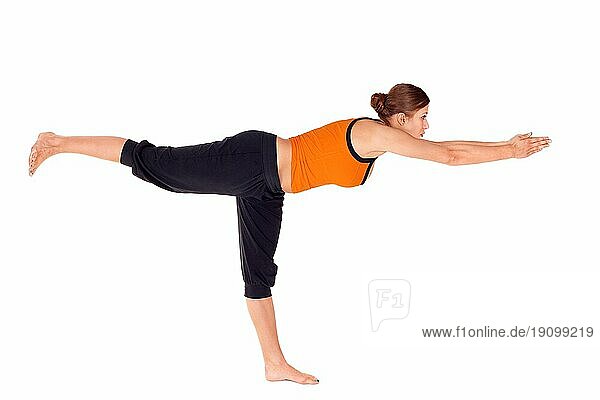 Frau beim Üben der Yogaübung Kriegerposition 3  Sanskrit Name: Virabhadrasana III  diese Haltung stärkt und dehnt Beine  Schultern  Arme  Rücken und Knöchel  verbessert Gleichgewicht und Haltung