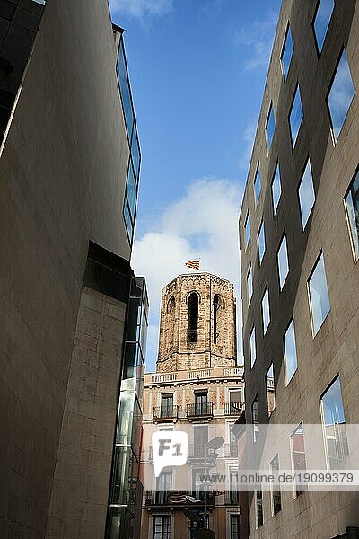 Turm der Basilika Santa Maria del Pi eingerahmt von modernen Gebäuden in Barcelona  Katalonien  Spanien  Europa