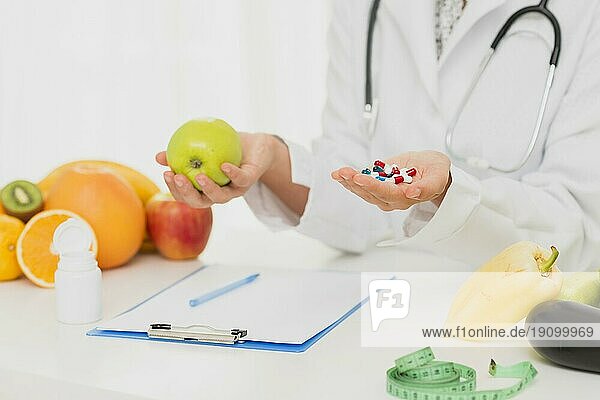 Arzt mit Pillen frisches Obst