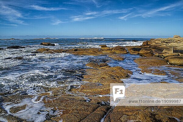 Erstaunlicher Blick auf die friedlich an die Küste gespülten Wellen in Cabo Polonio