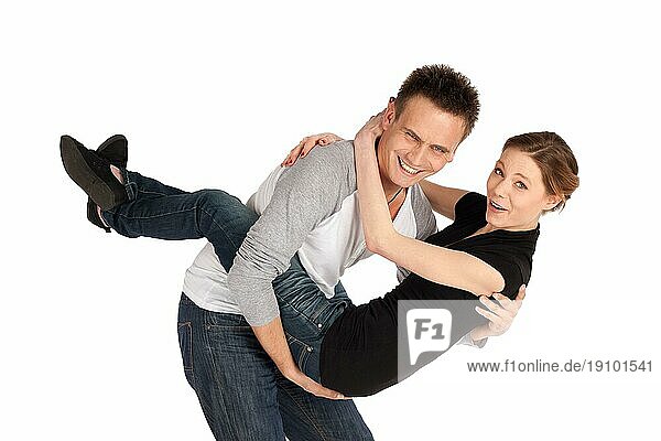 Junge fröhliche glückliches Paar Spaß Frau umarmt Mann vor weißem Hintergrund