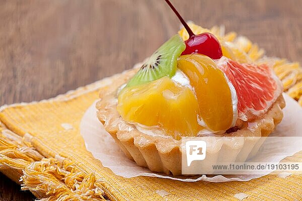 Fruchtdessertkuchen mit Schlagsahne