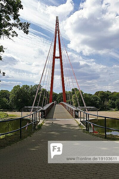Hängebrücke für Fußgänger über die Alte Elbe in Magdeburg  Sachsen-Anhalt  Deutschland  Europa