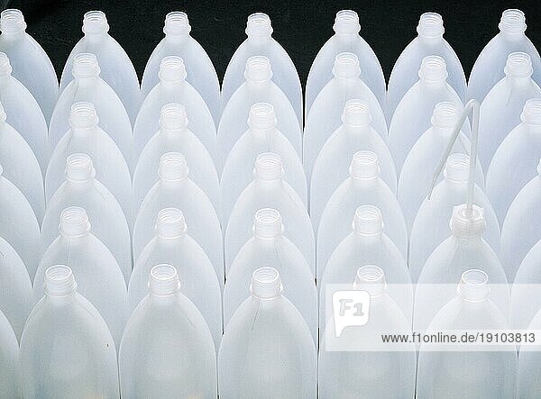 Plastikflaschen in einem Chemielabor