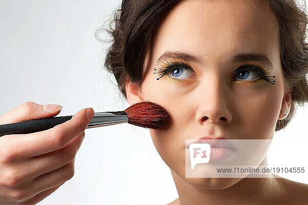 Beauty Shooting einer jungen Frau mit professionellem Make up