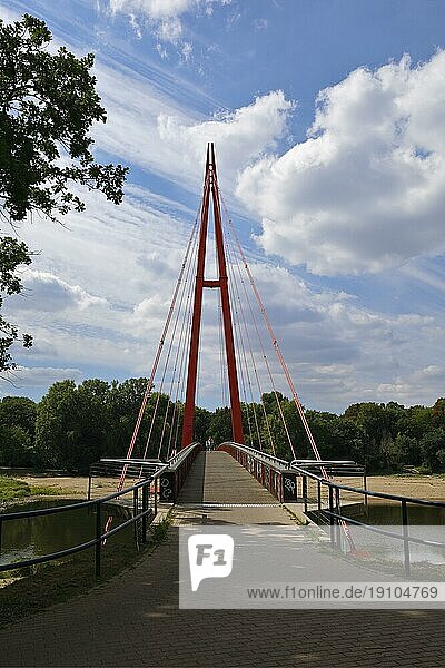 Hängebrücke für Fußgänger über die Alte Elbe in Magdeburg  Sachsen-Anhalt  Deutschland  Europa