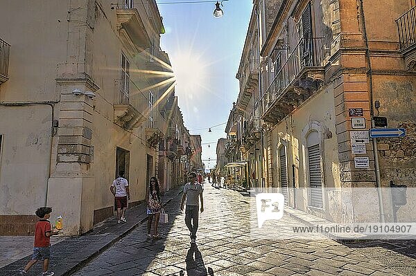 Fußgängerzone  Passanten  Gegenlicht  Sonne als Stern  Noto  Barock-Stadt  Barock-Winkel  Südosten  Siziien  Italien  Europa