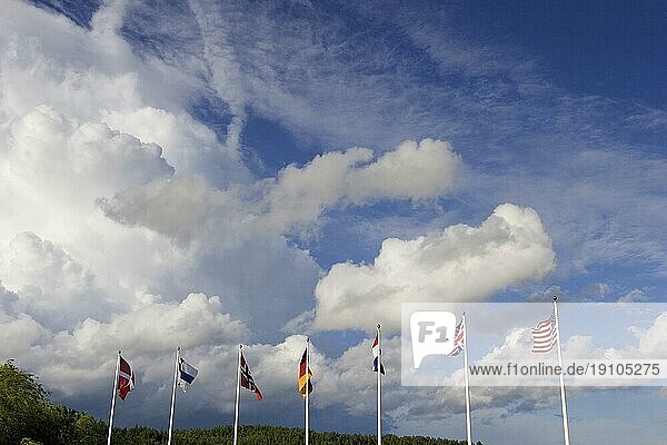 Flaggen mit Gewitterwolken