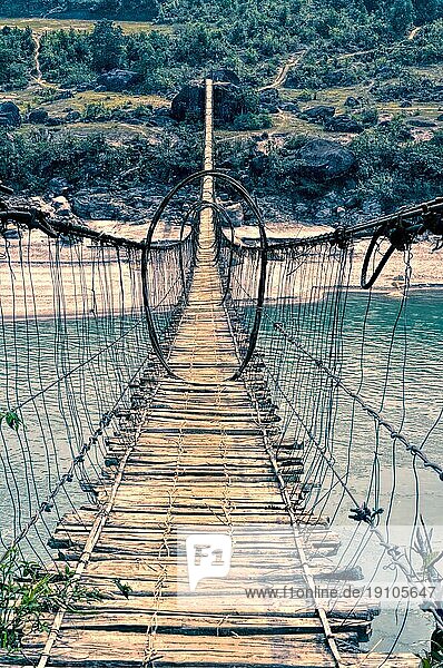 Beängstigend wackelige lange Fußgängerbrücke in der Region Arunachal Pradesh in Indien