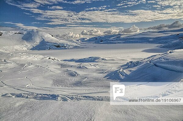 Panoramablick auf tiefe Risse in der dicken Schneedecke über einem Tal bei Trolltunga  Norwegen  Europa