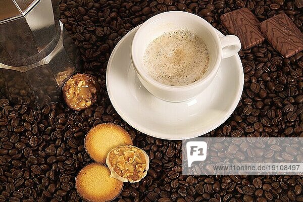 Tasse Kaffee mit Gebäck und Espressokanne