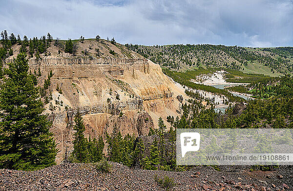 Overhanging Cliffs,  Yellowstone-Nationalpark,  Wyoming,  Vereinigte Staaten von Amerika |Overhanging Cliffs,  Yellowstone National Park,  Wyoming,  United States of America|