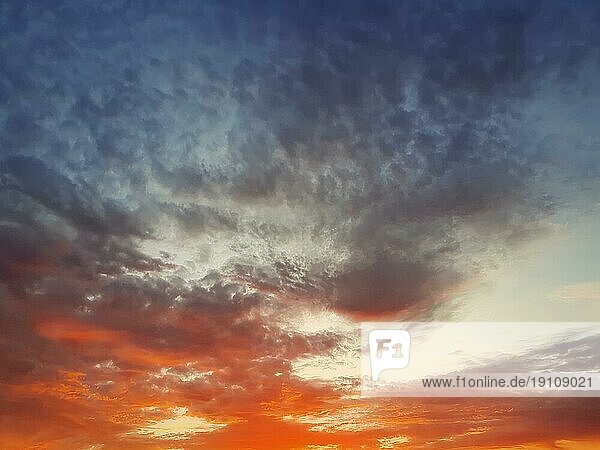Schöne Sonnenuntergang cloudscape Szene. Abstrakte Wolken Textur  himmlische Schönheit. Nebel Dämmerung Blick
