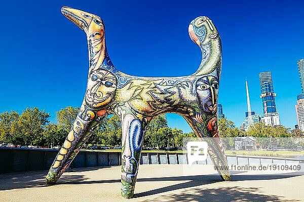 MELBOURNE  AUSTRALIEN  OKTOBER 31  2021: Die ikonische Engelsskulptur von Debororah Halpern ist ein weltberühmtes Kunstwerk am Ufer des Yarra River in Birrarung Marr in Melbourne  Victoria  Australien  Ozeanien