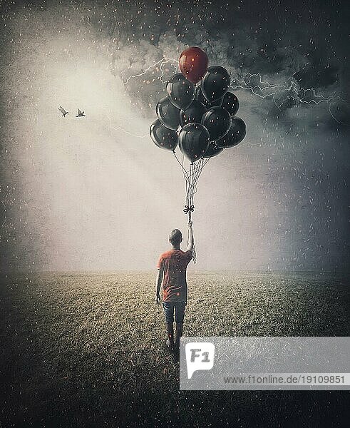 Bizarre Szene einer einsamen Person auf dem Feld  die ein Bündel Luftballons in der Hand hält  in der Hoffnung  dass sie zu fliegen beginnen. Konzeptuelle und inspirierende Kunst