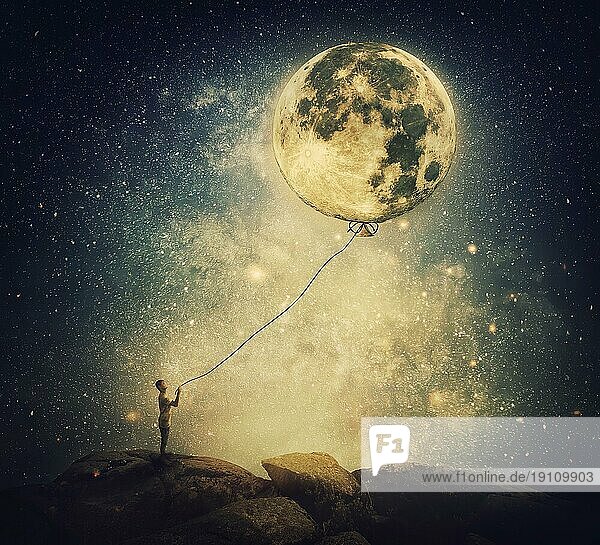 Surreale und inspirierende Szene mit einer Person  die den Vollmond wie einen Ballon mit einem Seil hält. Dreamlike imaginären Blick über die Nacht Sternenhimmel Hintergrund