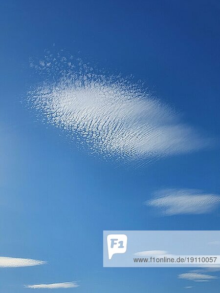 Abstrakte Zirruswolken auf dem blauen Himmel Hintergrund. Schöne Wolkenlandschaft Szene