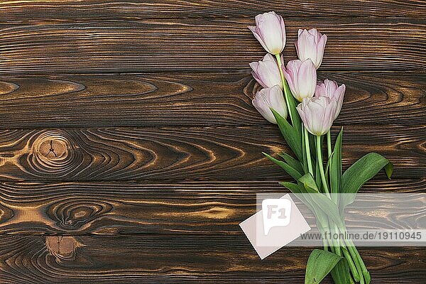 Tulpenkarte mit leerem Aufkleber dunkler Tisch