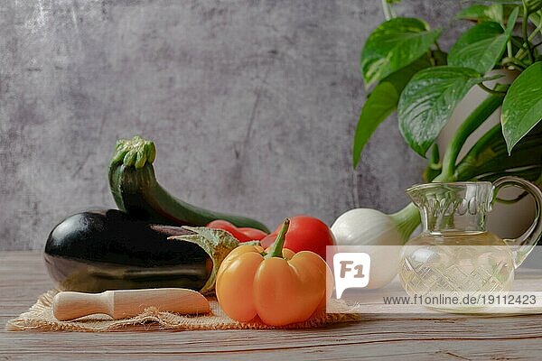 Verschiedene frische Gemüsesorten mit Olivenöl und Salz zur Zubereitung eines vegetarischen Menüs