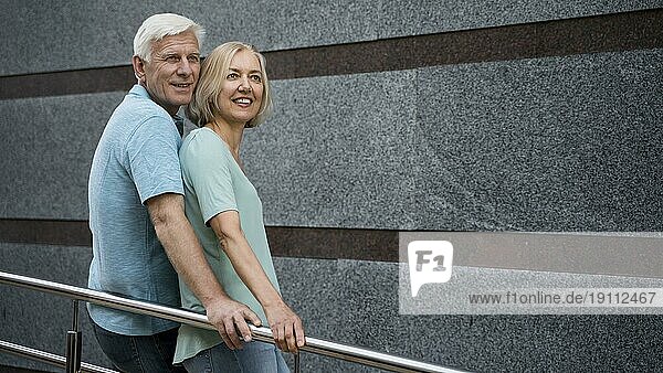 Seitenansicht Senior Paar posiert zusammen im Freien