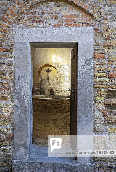 Innenansicht  Taufbecken im Baptisterium  Basilika Sant Eufemia  Grado  Friaul-Julisch Venetien  Italien  Europa