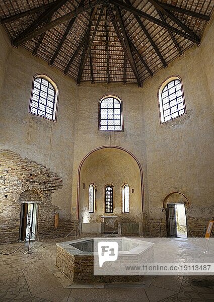 Innenansicht  Taufbecken im Baptisterium  Basilika Sant Eufemia  Grado  Friaul-Julisch Venetien  Italien  Europa