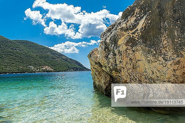 Sommerlicher Strand von Paralia Mikros Gialos im Süden der Insel Lefkada. Griechenland