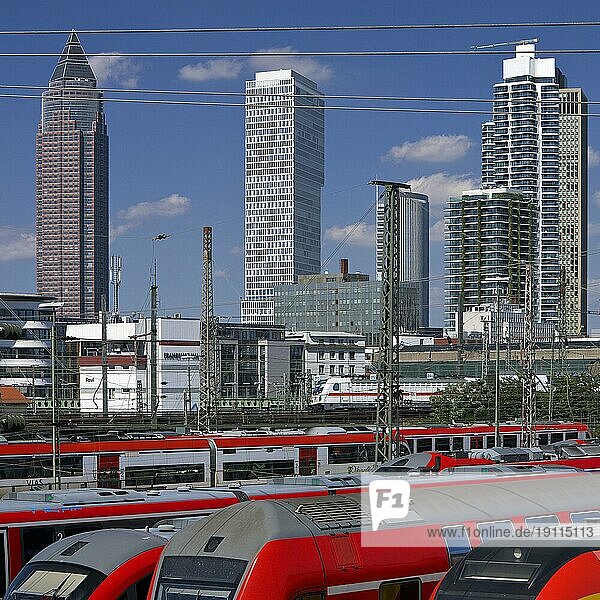 Erhöhte Stadtansicht mit vielen Zügen  Bahnhof und Hochhäusern  Frankfurt am Main  Hessen  Deutschland  Europa