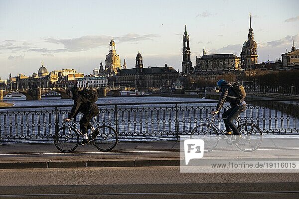 Radfahrer auf der Marienbrücke im Abendlicht