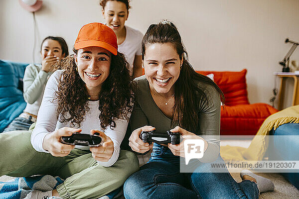 Junge Freundinnen genießen ein Videospiel zu Hause