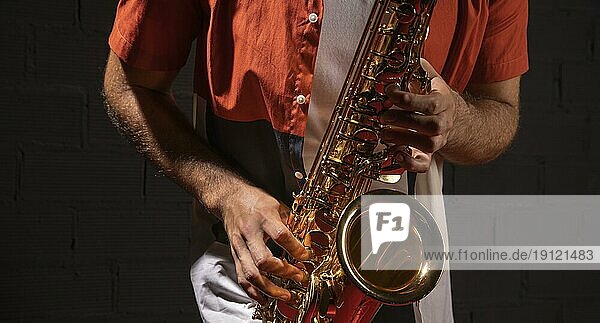 Vorderansicht Mann spielt Saxophon