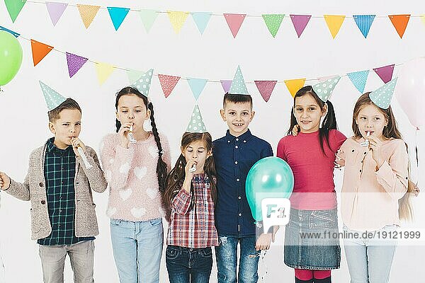 Kinder feiern Geburtstag
