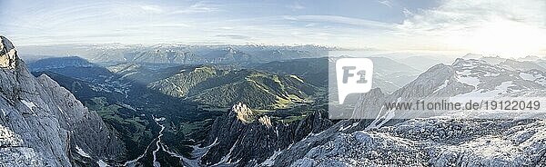 Alpenpanorama  Dramatische Berglandschaft  Blick vom Hochkönig  Salzburger Land  Österreich  Europa