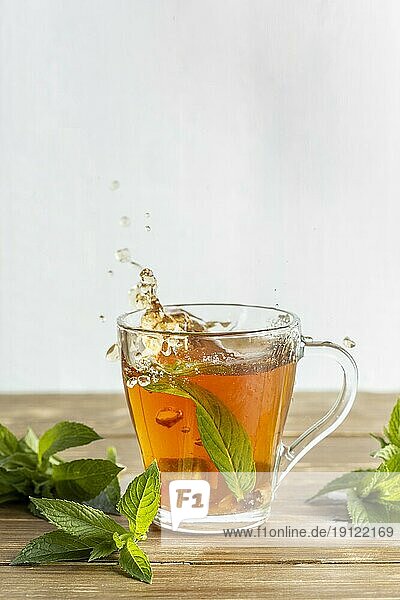 Frontansicht Tee Kräuterkonzept mit Kopierbereich
