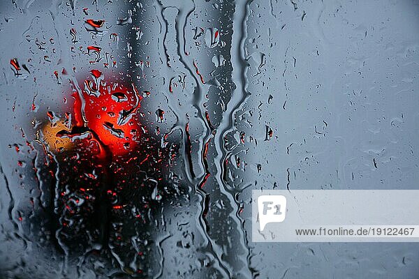 Aus dem Auto heraus fotografiert: Verkehrsampeln im Regen